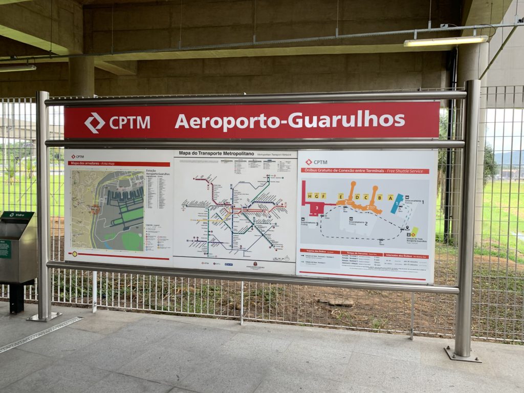 Informações na estação de trem do aeroporto