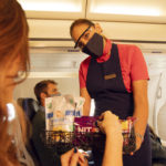 LATAM é a primeira a voltar a servir lanches quentes no Brasil Premium Economy Latam.